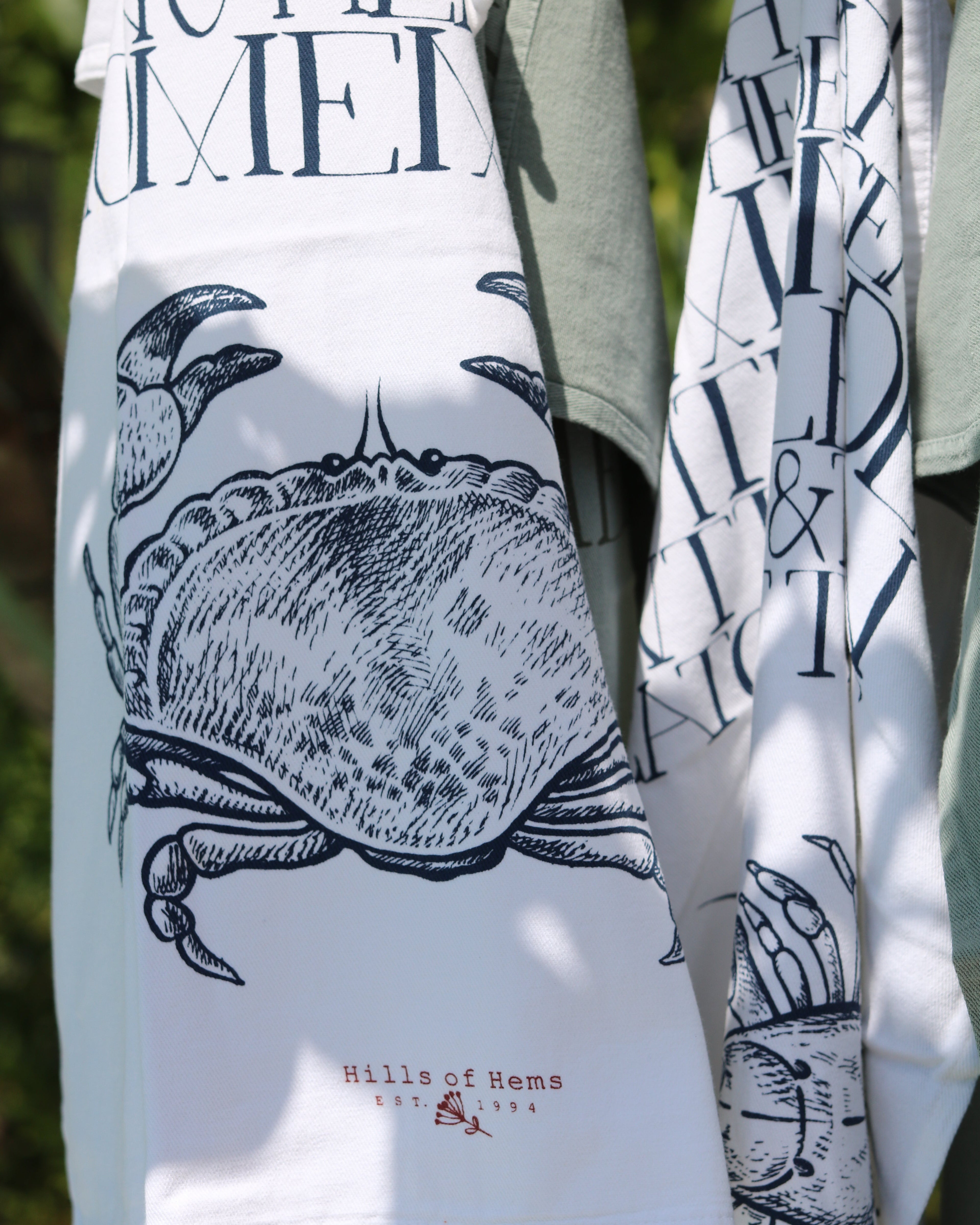 Zu sehen sind unsere Geschirrtücher mit den Motiven Krabbe und Lobster