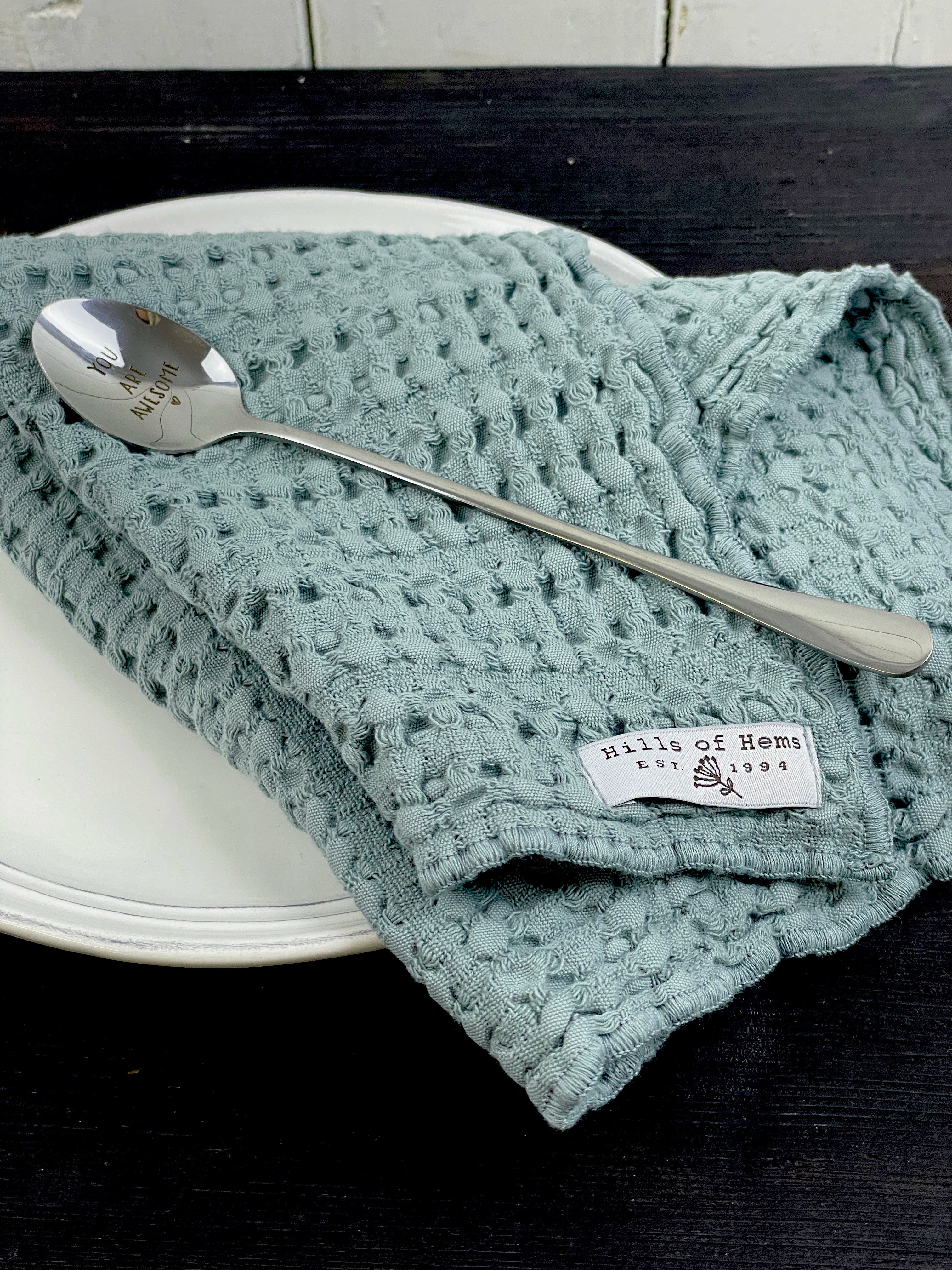 Mini Waffeltuch Salbeigruen als Serviette mit Loeffel
