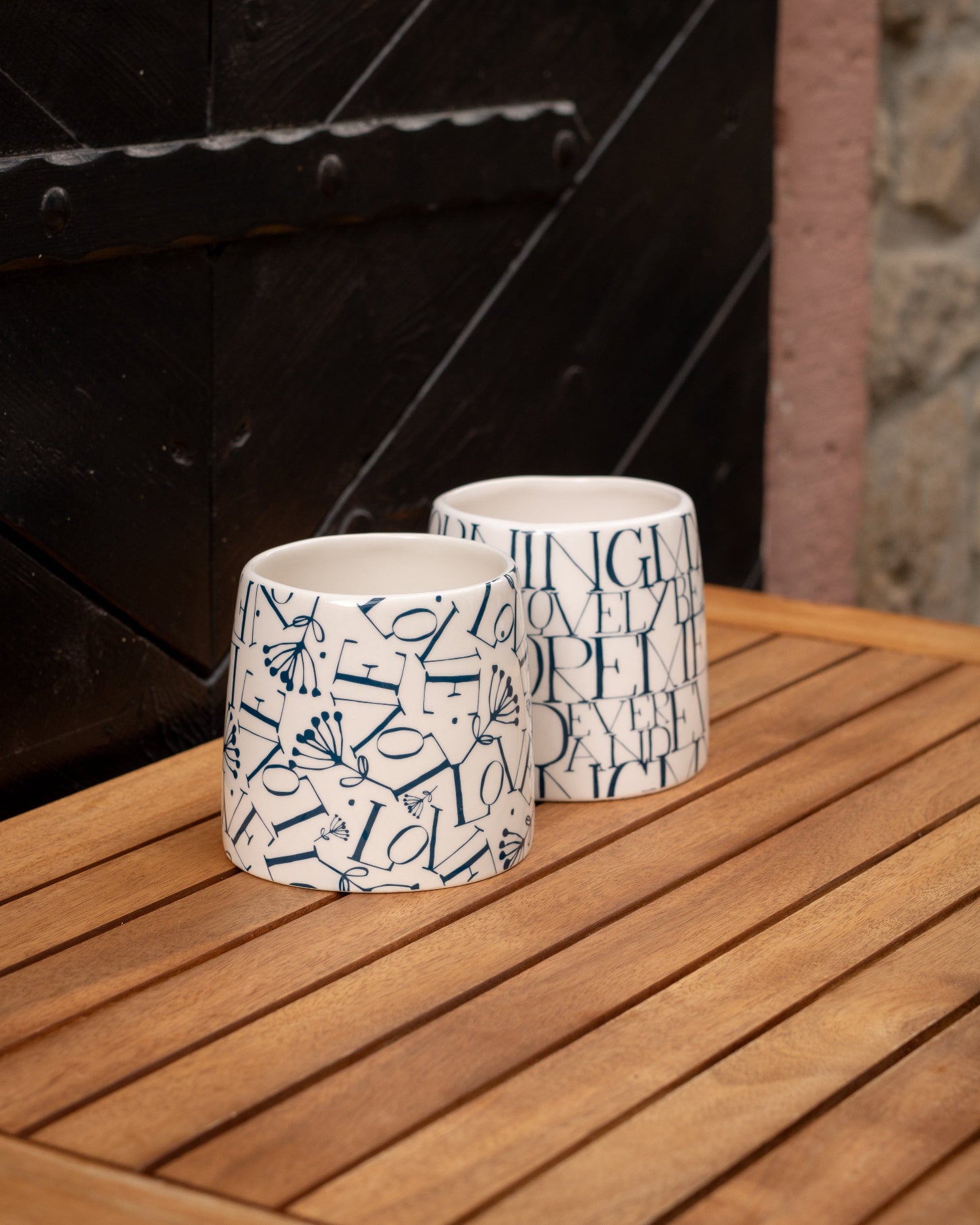 Tassen mit Good Morning und Love auf einem Holztisch