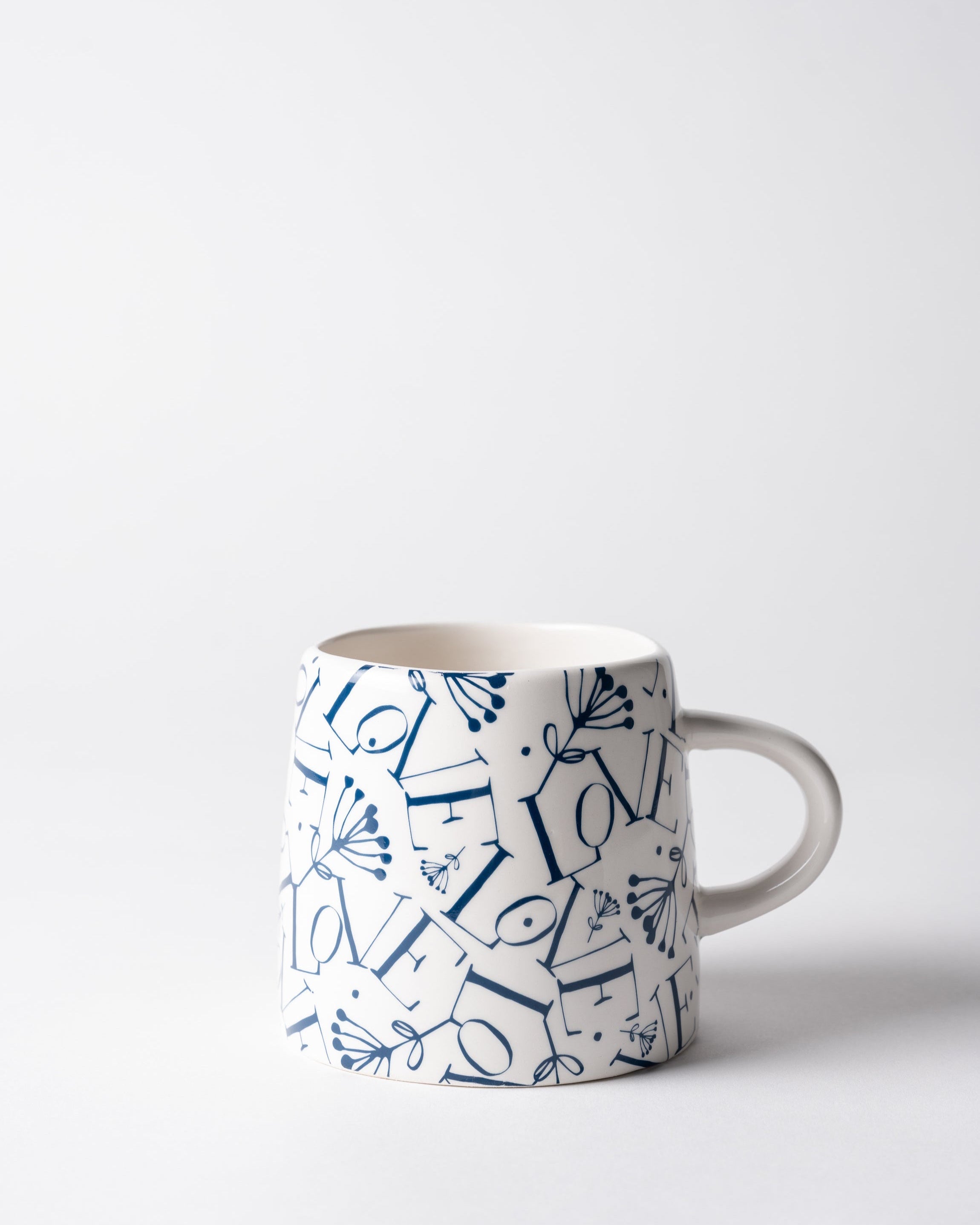 Steinguttasse mit Love Print