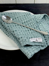 Mini Waffeltuch Salbeigruen als Serviette mit Loeffel