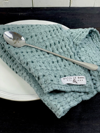 Mini Waffeltuch Salbeigruen als Serviette mit Loeffel