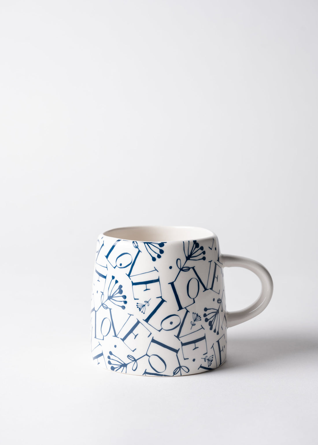 Steinguttasse mit Love Print