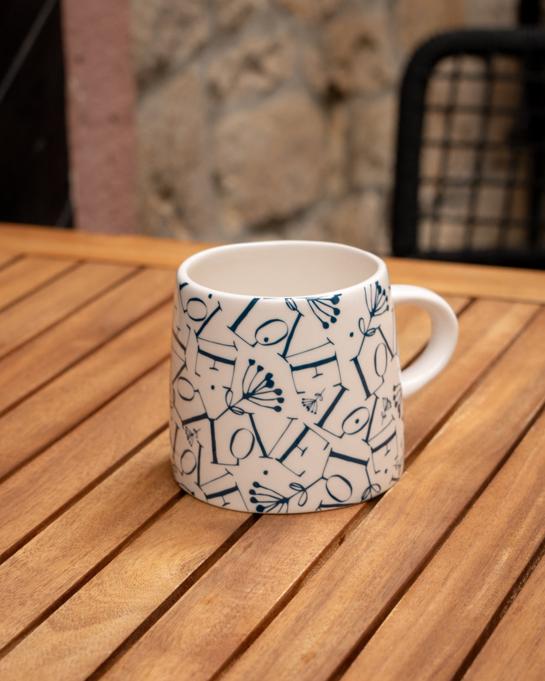 Tasse Love auf Holztisch