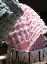 Waffeltücher Rosa und Salbegrün in Good Morning Tasse gesteckt